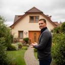 Cenker Cwik bei der Besichtigung eines Wohnhauses im Landkreis Göttingen